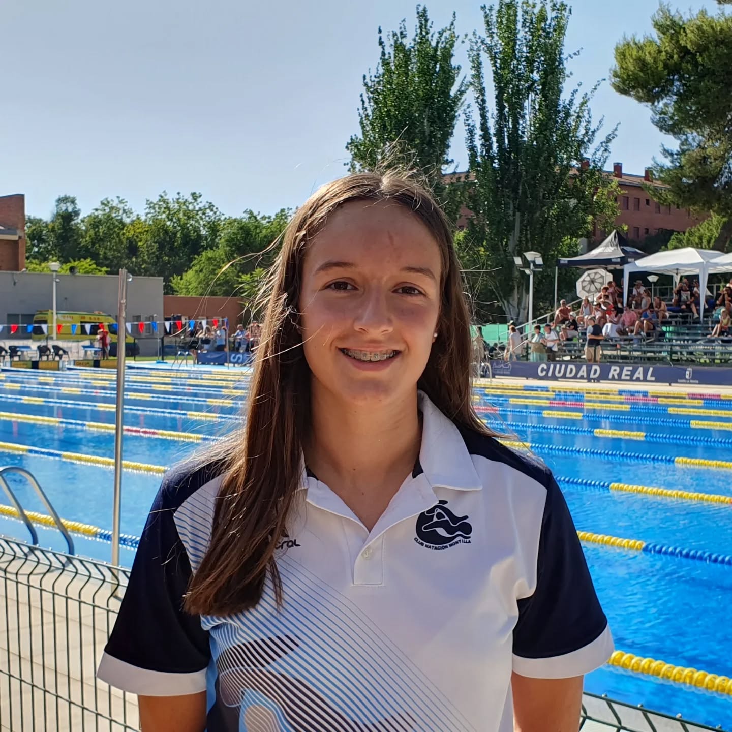 🏊‍♀️🏊‍♂️| Nuestra nadadora Reyes Marqués Polonio, ha cerrado la temporada en el XLVI Campeonato de España Infantil celebrado en Ciudad Real.

Consiguió:
8.º puesto en 200 mariposa
10.º puesto en 50 mariposa

A pesar de no poder competir al 100% en el 100 espalda y no nadar el 100 mariposa por motivos de salud, ha demostrado una vez más su esfuerzo, constancia y compromiso.

👏 ¡Enhorabuena por la gran temporada que has realizado!
Desde el club, estamos muy orgullosos de tu trabajo y progresión. ¡A seguir soñando y creciendo! 💪💙