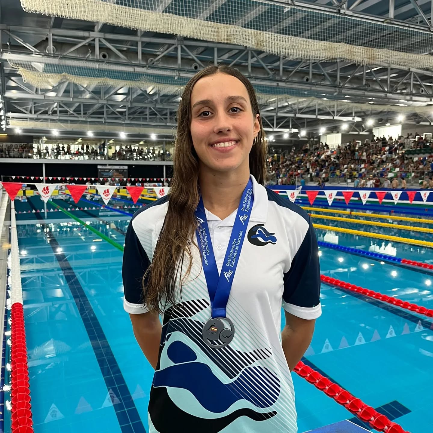 🏊‍♀‍🏊🏽‍♂️| Brillante la actuación de nuestra nadadora María González Sales, en el XLVI Campeonato de España Junior de Verano, celebrado en Castellón del 24 al 27 de julio.

María, se proclamó 📣🥈 SUBCAMPEONA de ESPAÑA🇪🇦 en 50 metros mariposa, prueba en la que además batió la 📣MEJOR MARCA TERRITORIAL de 16 años.🔥

💪 Completó su participación con tres finales más, logrando sus mejores marcas personales:

🏊‍♀‍ 4ª en 200 estilos
🏊‍♀‍ 5ª en 50 libres
🏊‍♀‍ 6ª en 100 mariposa

¡Enhorabuena por este gran campeonato!

En los próximos días, competirá en el Cto Andalucía Absoluto-Junior, ¡¡¡SUERTE!!!