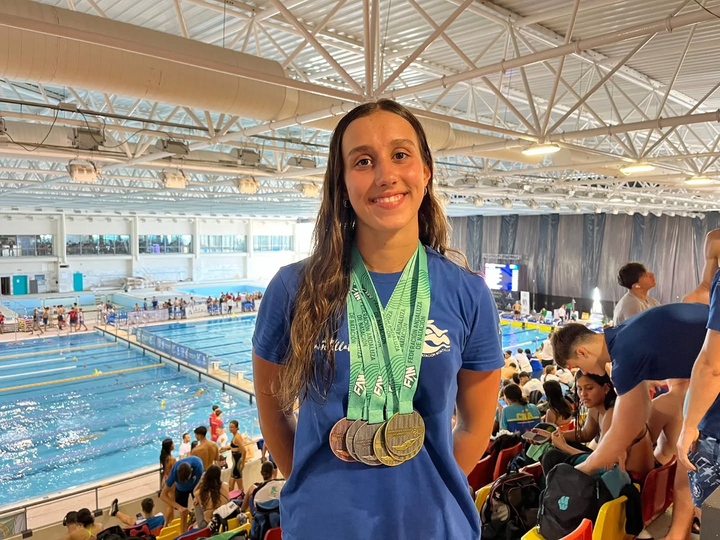 🏊🏽‍♀️🏊🏽‍♂️| Nuestra nadadora María González Sales, ha cerrado una temporada espectacular en el Campeonato de Andalucía Absoluto-Junior Open de Verano, donde se ha medido con las mejores nadadoras del panorama andaluz, dejando su huella en cada prueba.

Los resultados destacados son:
🔹 4ª absoluta y 2ª de 2009 en 200 libres
🔹 4ª absoluta y 1ª de 2009 en 50 espalda
🔹 🥈 2ª absoluta y 1ª de 2009 en 200 estilos

💥 Pero sin duda, el momento más emocionante llegó en la prueba de 50 mariposa, donde fue:

🔹 🥈 2ª absoluta y 1ª de 2009

⚡️ ¡Y lo mejor! 📣Batió por partida doble la Mejor Marca Territorial de 16 años🔥🔥, demostrando que está en un momento excepcional de forma.

🎯 Esta competición pone el broche de oro a una temporada sobresaliente, en la que María, ha demostrado constancia, sacrificio, trabajo y un crecimiento deportivo imparable.

¡¡¡ENHORABUENA!!!
@ayto_montilla
@smdmontilla
@fanatacion