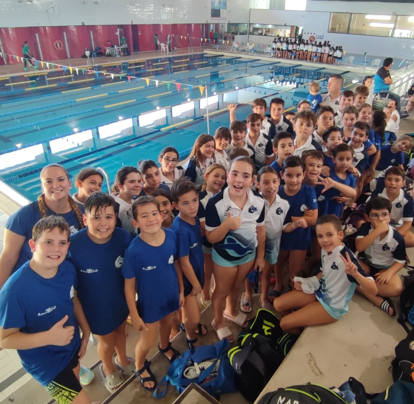 🏊🏽‍♀️🏊🏽‍♂️| Este fin de semana, nuestros equipos prebenjamín, benjamín y alevín participaron en su primera competición de la temporada, con una representación de 37 nadadores y nadadoras.

El programa incluyó pruebas clásicas y técnicas, diseñadas para fomentar la mejora progresiva y el aprendizaje continuo dentro de esta apasionante disciplina.

👏 Felicitamos a todos los participantes por su esfuerzo, entusiasmo y deportividad. ¡El trabajo en equipo y la ilusión por seguir creciendo fueron los verdaderos protagonistas!