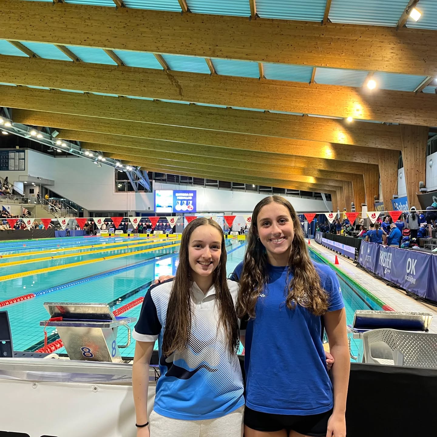🏊🏽‍♀️🏊🏽‍♂️ | Durante la pasada edición del Campeonato de España Absoluto “Open” / Junior P50, celebrado del 11 al 15 de marzo de 2026, nuestras nadadoras volvieron a demostrar un alto nivel competitivo.

María González Sales logró, clasificaarse en tres finales y consiguió ser: 4ª en 50 m mariposa, 10ª en 50 m libres, 18ª en 100 m mariposa, 6ª en 100 m espalda y 5ª en 200 m estilos. 

Por su parte, Reyes Marqués Polonio, también alcanzó dos finales, demostrando su buen estado de forma: 9ª en 50 m mariposa, 4ª en 200 m espalda, 6ª en 100 m mariposa y 10ª en 100 m espalda. Consiguiendo estar entre las 10 mejores nadadoras de las 4 pruebas que nadó.

Gracias al esfuerzo de nuestras dos nadadoras, el club logró situarse en la 16ª posición de la clasificación femenina ppr clubes.

¡¡¡Enhorabuena!!!💪🏽