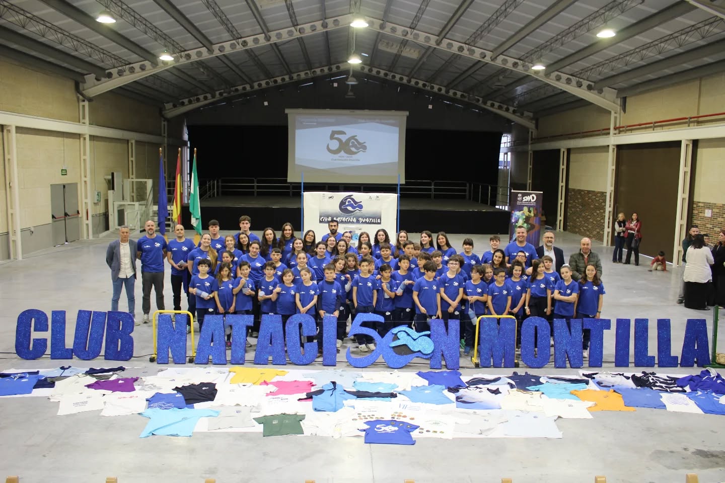 🏊🏽‍♀️🏊🏽‍♂️| El domingo vivimos una jornada muy especial para nuestro club .

Celebramos la presentación oficial de nuestro equipo para esta temporada, un momento lleno de ilusión, compromiso y muchas ganas de seguir creciendo juntos dentro y fuera del agua.

Además, este año no es uno cualquiera… ¡CUMPLIMOS 50 AÑOS DE HISTORIA! 🎉💙 Medio siglo formando nadadores, compartiendo valores y construyendo una gran familia alrededor de la natación.

Queremos dar las gracias a todos los nadadores/as, entrenadores/as, familias y colaboradores que forman parte de este camino. Sin vosotros, nada de esto sería posible.

Miramos al futuro con la misma ilusión que el primer día 💪
¡A por una gran temporada!
