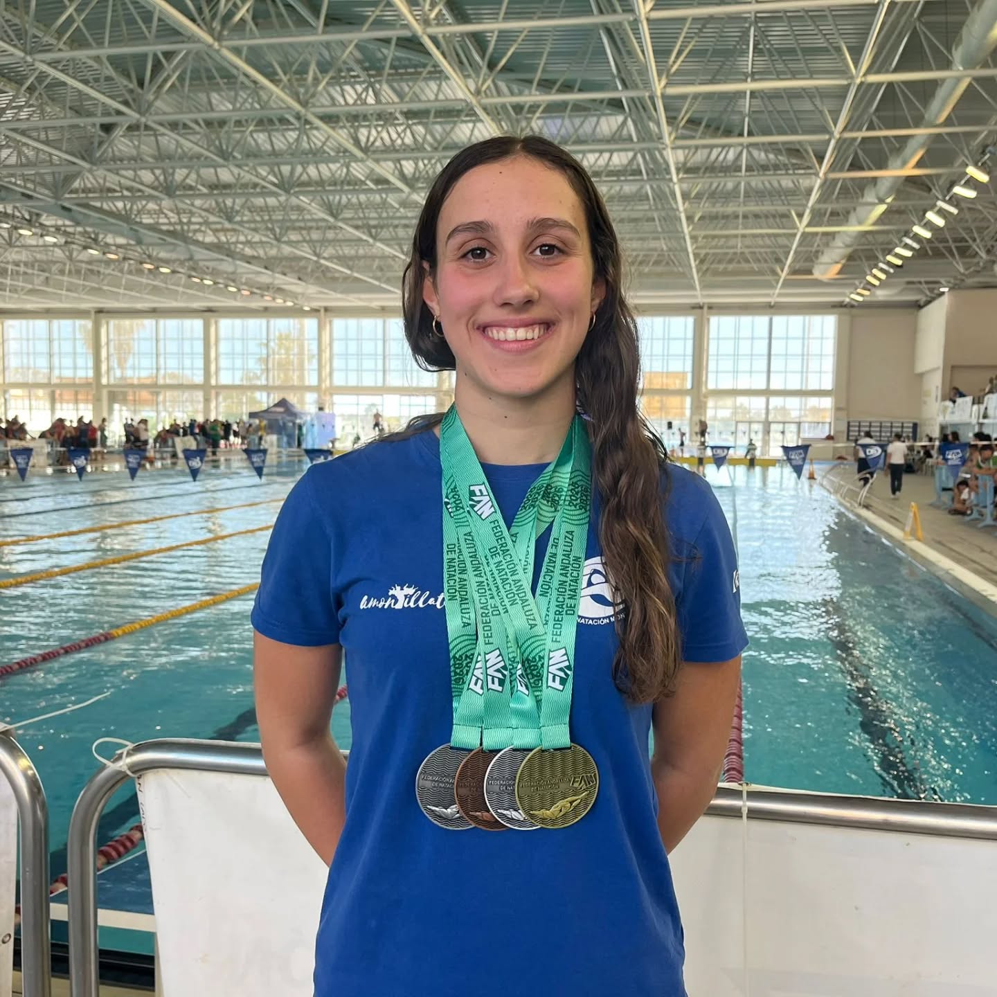 🏊🏽‍♀️🏊🏽‍♂️| Hace unos días se celebró en Málaga el Campeonato de Andalucía Absoluto, donde nuestra deportista María Gonzáles Sales, logró unos excelentes resultados a nivel regional.

En la prueba de 50 metros mariposa, consiguió la medalla de plata🥈, estableciendo además la 🔥MEJOR MARCA TERRITORIAL de 17 años y el 📣RÉCORD DEL CAMPEONATO durante las semifinales.

Asimismo, se proclamó CAMPEONA DE ANDALUCÍA🥇 en la prueba de 100 metros espalda, obtuvo la medalla de plata🥈 en 200 metros espalda y la medalla de bronce🥉 en 50 metros espalda.

Queremos felicitar a María por estos magníficos resultados.
¡¡¡Enorabuena!!!