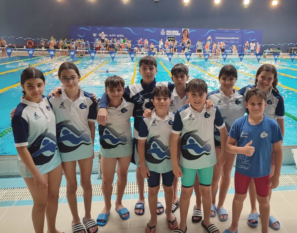 🏊‍♀️🏊‍♂️| El pasado sábado nuestro equipo alevín participó en la Jornada Zonal disputada en la piscina de Los Barrios, en una competición que reunió a clubes de Málaga, Cádiz y Córdoba.

Nuestros deportistas realizaron una magnífica actuación, consiguiendo varias mínimas y mejorando numerosas marcas personales, en una jornada muy satisfactoria tanto por los resultados obtenidos como por la actitud y el esfuerzo demostrado por todo el equipo.

¡¡¡Enhorabuena!!!
