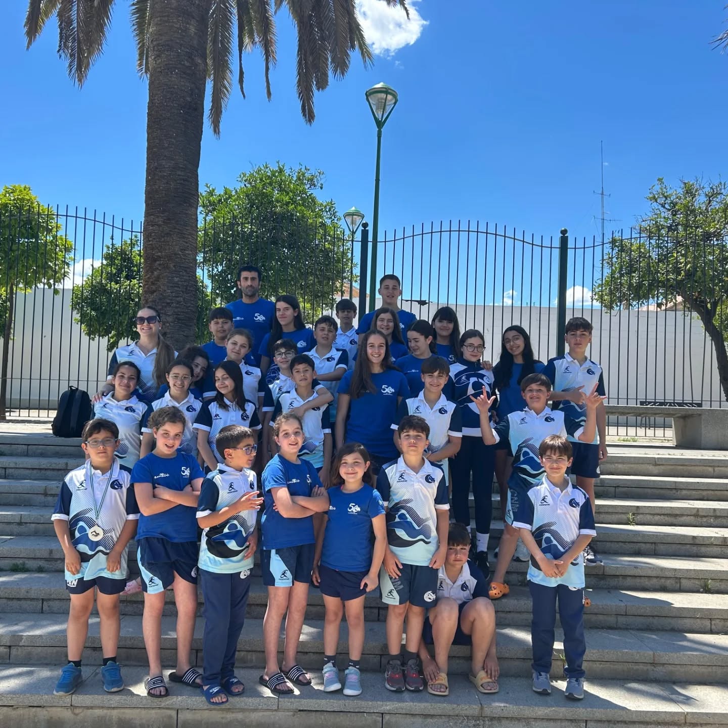 🏊‍♂️🏊🏽‍♀️| El pasado sábado, se celebró el III Trofeo Medina Azahara.

Las instalaciones de AIRA Fitness Club – IMD Lepanto fueron escenario de una intensa jornada de competición en la que participaron deportistas desde categoría prebenjamín hasta máster y natación adaptada.

Nuestro club participó con más de 30 nadadores de todas las categorías consiguiendo numerosas medallas a nivel individual.

En cuanto a la clasificación conjunta conseguimos ser 🥉 por detrás del Club Natación Córdoba, vencedor del trofeo y del Club Natación Jaén.

¡¡¡Buen trabajo equipo!!!💪🏽