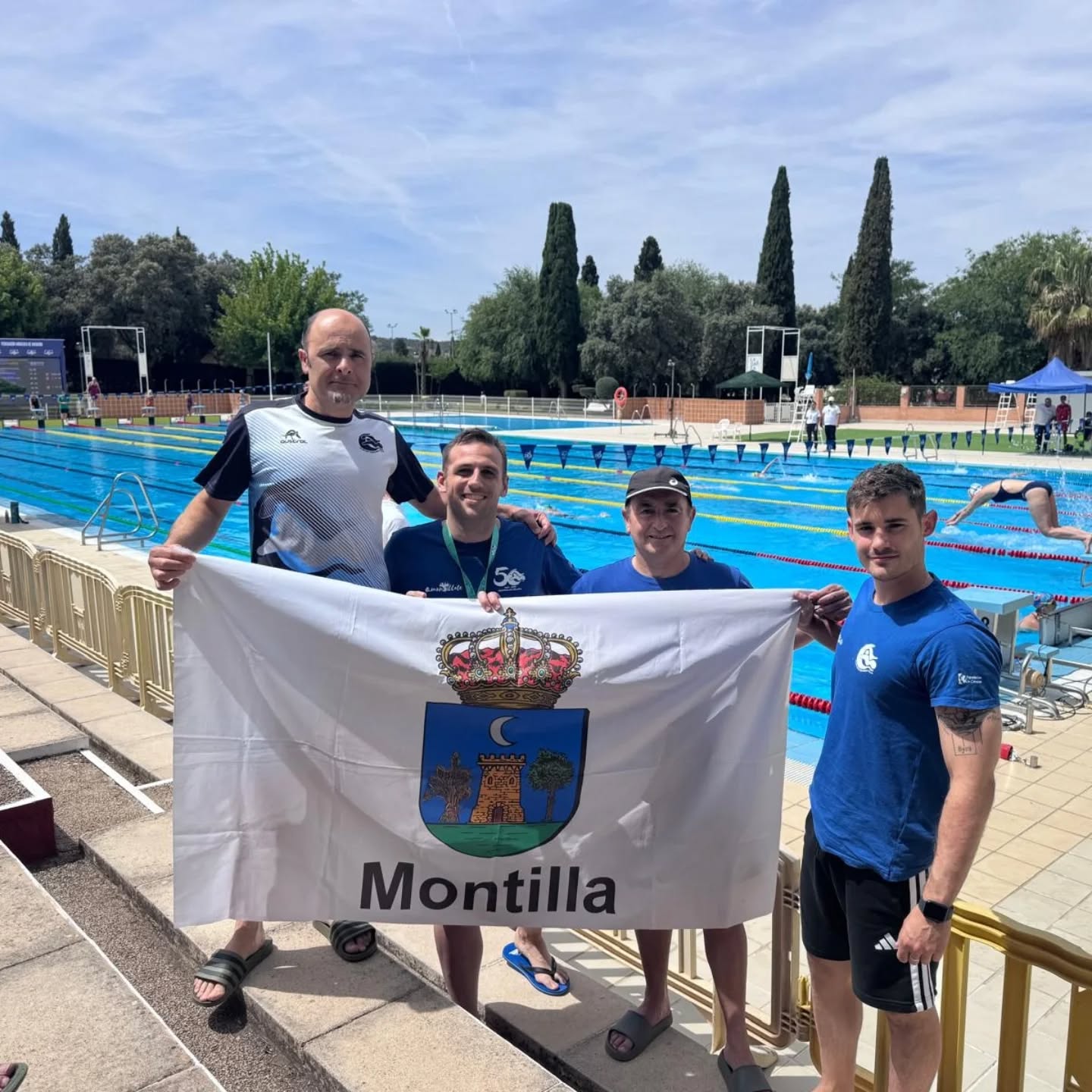 🏊🏽‍♀️🏊🏽‍♂️| Desde el 05 y hasta el 07 de junio varios componentes de nuestro equipo máster participaron en el XXII Campeonato de Andalucía Open Máster de Verano, celebrado en Linares, una de las citas más importantes del calendario andaluz.

Nuestro equipo estuvo formado por cuatro componentes. Destacar la actuación de Juan Miguel Alcaide Criado, que logró proclamarse 🥈subcampeón de Andalucía en las pruebas de 100 y 200 espalda .

Desde el club queremos felicitar a nuestros nadadores por su dedicación,  esfuerzo y por seguir llevando nuestro Club a las principales competiciones andaluzas.

💙 ¡Enhorabuena equipo!💪🏽