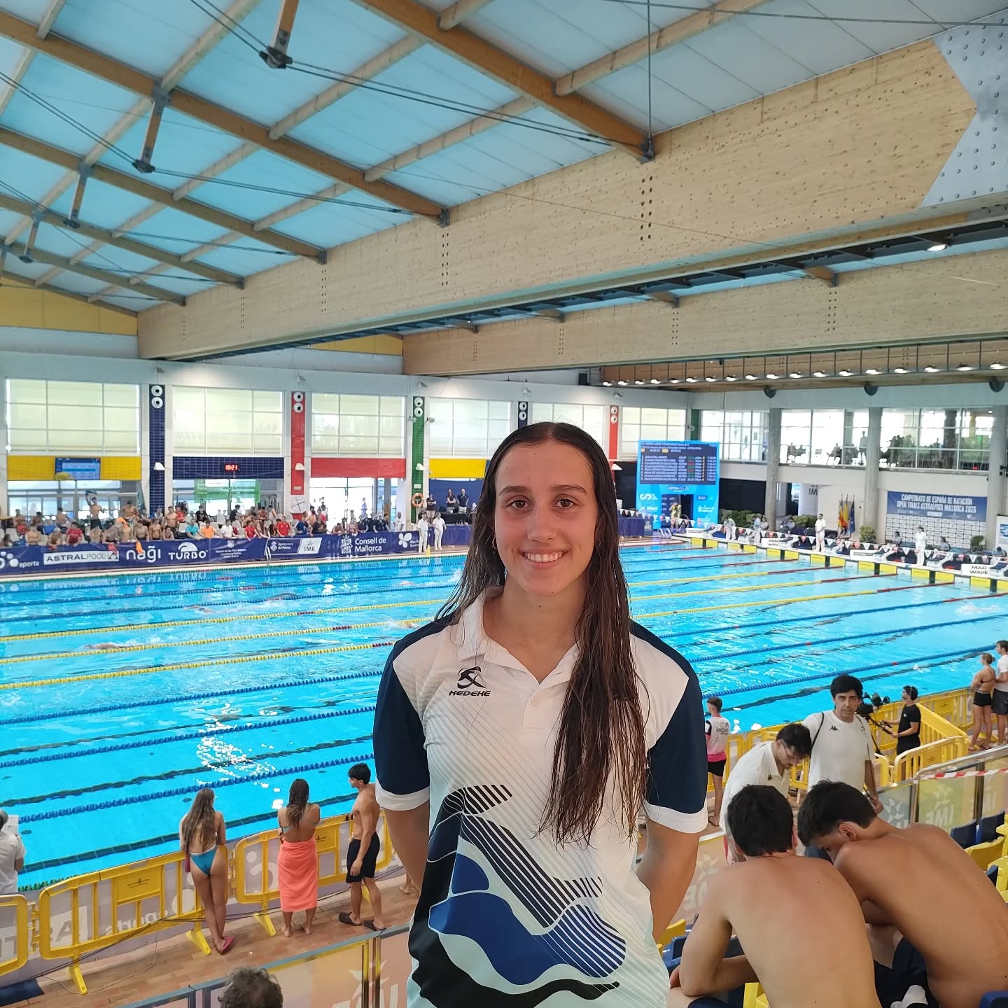 🏊🏽‍♀️🏊🏽‍♂️| La semana pasada nuestra nadadora María González Sales compitió en el CXIII Campeonato de España Absoluto Open Trials – Astralpool, celebrado en Palma de Mallorca, uno de los campeonatos nacionales más importantes de la temporada.

Nuestra nadadora compitió en las pruebas de 50 y 100 metros mariposa, demostrando una vez más su excelente nivel competitivo frente a las mejores especialistas del panorama nacional.

La actuación más destacada llegó en la prueba de 50 metros mariposa, donde María logró la clasificación para la Final B, un resultado de enorme mérito en un campeonato que reúne a la élite de la natación española y que sirve como referencia para las grandes competiciones internacionales.

Además, completó su participación con la prueba de 100 metros mariposa, en una cita de máximo nivel de la natación nacional.

¡ENHORABUENA MARÍA!💪🏽