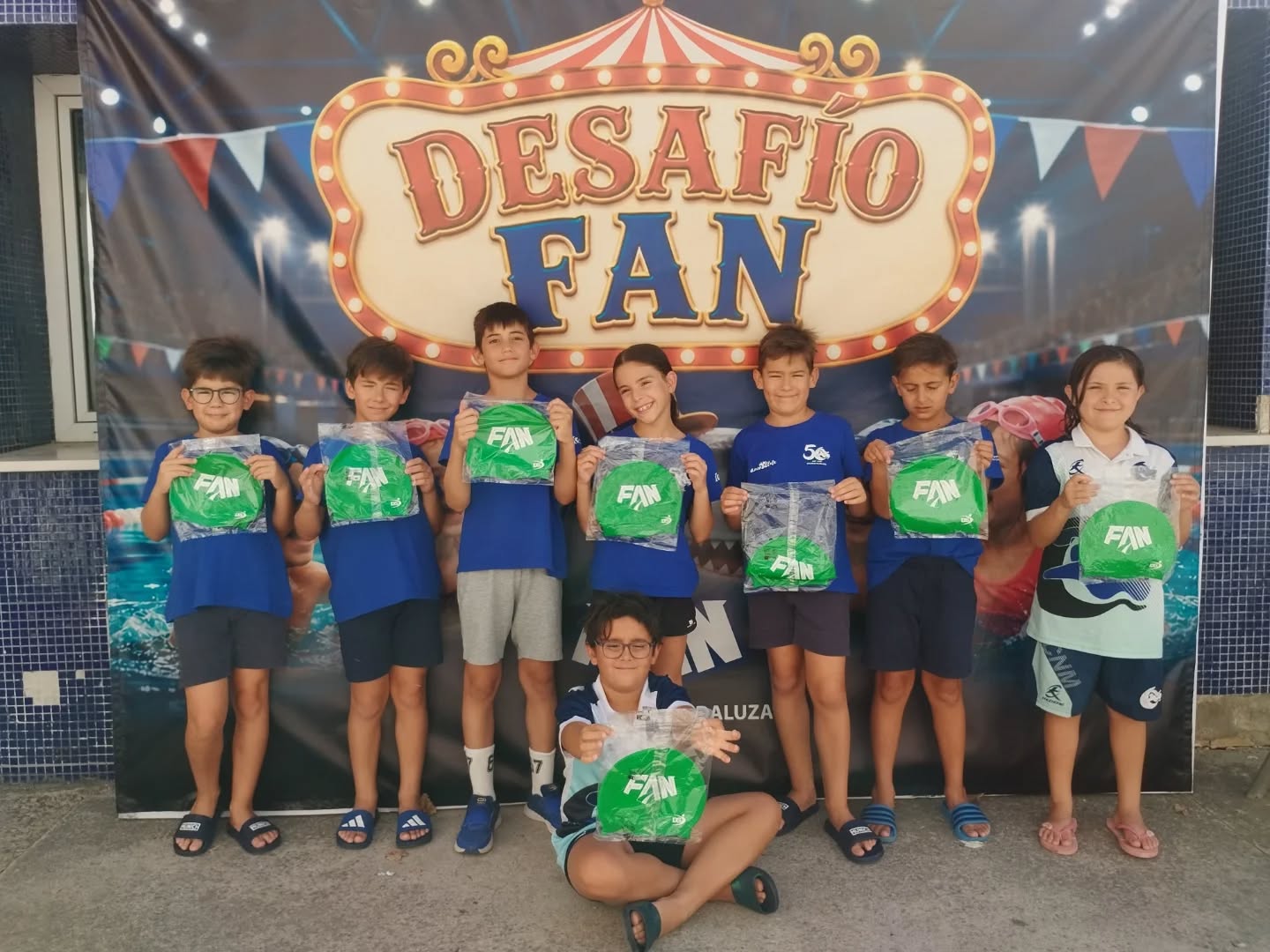 🏊🏽‍♀️🏊🏽‍♂️| El pasado sábado estuvimos en el VI Desafio Prebenjamín Zona Occidental, una jornada muy especial en la que nuestros nadadores más jóvenes pudieron disfrutar de una nueva experiencia junto a otros clubes andaluces.

Esta cita pone el broche a una temporada en la que nuestros prebenjamines han dado un gran paso adelante. Durante estos meses han demostrado una gran progresión, gracias al trabajo que hacen día a día.

¡Enhorabuena a todos por la gran temporada realizada, llena de aprendizaje y buenos momentos!
