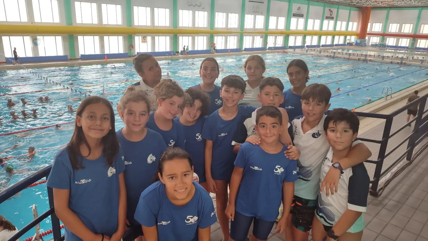 🏊🏽‍♂️🏊🏽‍♀️| El pasado fin de semana pusimos el broche a la temporada benjamín participando en la Final del XXXVI Campeonato de Andalucía Benjamín de Verano – Zona Occidental, donde nuestros jóvenes nadadores demostraron el excelente trabajo realizado durante toda la campaña, compitiendo con ilusión, esfuerzo y una gran actitud frente a los mejores clubes de Andalucía Occidental.

La actuación más destacada llegó de la mano de Berta García Ordóñez, que logró un brillante 3.º puesto en la clasificación de las nadadoras nacidas en 2016 en la prueba de 50 metros braza.

Más allá de este brillante resultado individual, nuestros 14 componentes contribuyeron a una destacada clasificación por clubes, reflejo del trabajo diario que realizan nuestros deportistas.

👏 Desde el club queremos felicitar a todos nuestros nadadores, así como agradecer el apoyo incondicional de las familias, fundamentales para seguir formando deportistas y personas.

¡¡¡EHNORABUENA!!!💙