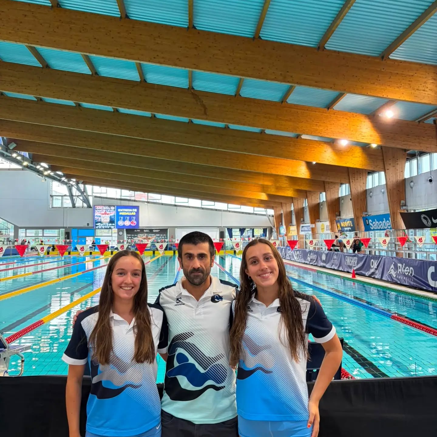 🏊🏽‍♀️🏊🏽‍♂️| Hace unos días, nuestras nadadoras María González Sales y Reyes Marqués Polonio, participaron en el Campeonato de España Junior🇪🇦, compitiendo entre las mejores promesas de la natación nacional en una cita que reunió a 676 nadadores de 216 clubes de toda España.

María Gonzales Sales volvió a demostrar su gran nivel, disputando 4 pruebas, alcanzando 3 finales y subiéndose al podio en tres ocasiones:
🥇 Oro en 50 m mariposa🔥
🥉 Bronce en 200 m estilos
🥉 Bronce en 50 m espalda

Por su parte, Reyes Marques Polonio realizó también un magnífico campeonato. Participó en 5 pruebas, logró clasificarse para 3 finales y firmó como mejor resultado una excelente 4.ª posición en los 200 m espalda, quedándose muy cerca del podio.

Desde el Club queremos felicitar a nuestras nadadoras por el esfuerzo, la constancia y el compromiso que demuestran durante toda la temporada.

¡¡¡Enhorabuena, María y Reyes!!!