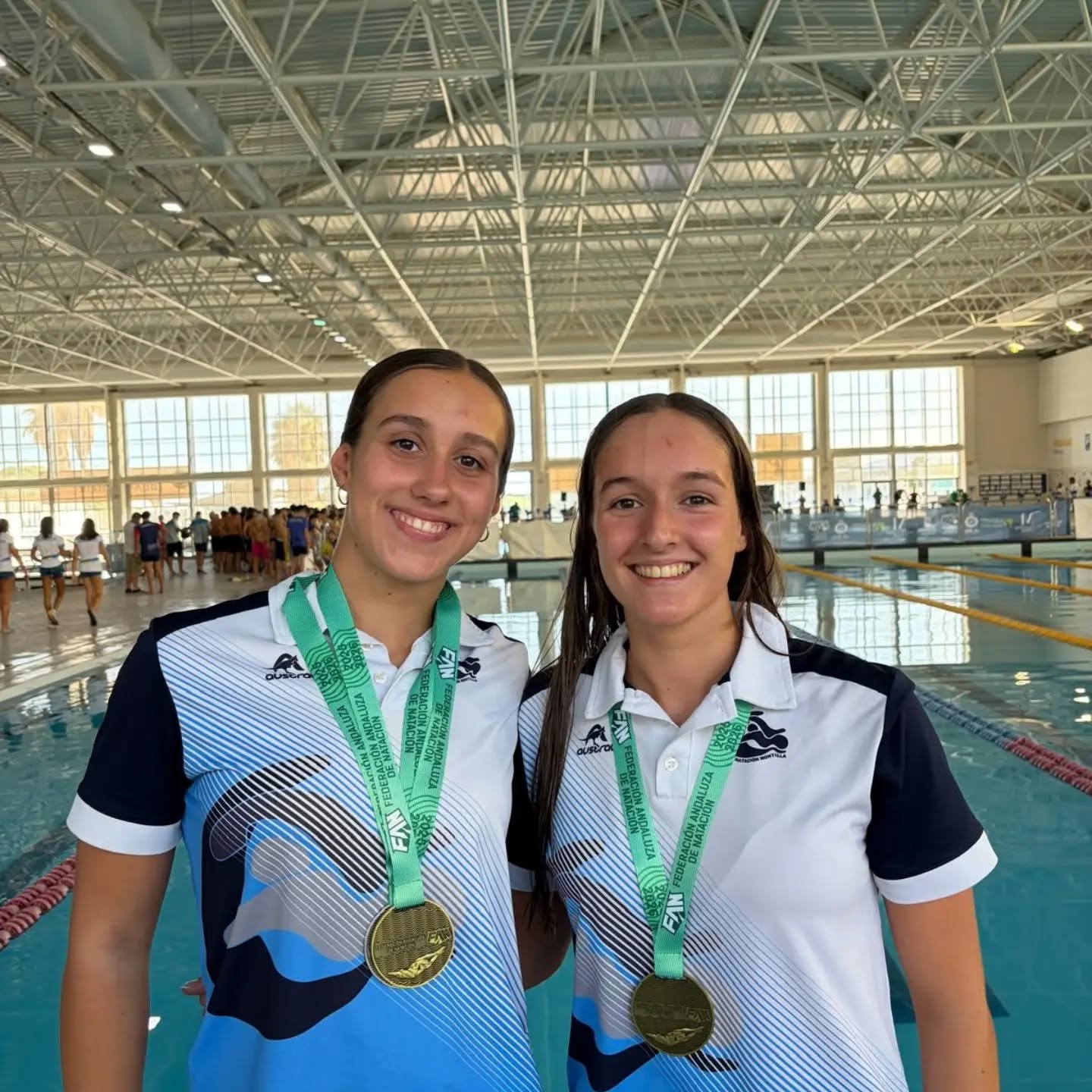 🏊🏽‍♀️🏊🏽‍♂️| El pasado fin de semana pusimos el punto final a la temporada con la disputa del XXXV Campeonato de Andalucía Absoluto-Junior de Verano, celebrado en Málaga del 31 de julio al 2 de agosto.

Y el cierre no pudo ser mejor: un total de 9 medallas, 6 oros y 3 platas, en un campeonato que volvió a poner de manifiesto el gran nivel alcanzado por nuestras nadadoras durante la temporada.

En categoría Junior, María González Sales 4 medallas de oro en:

🥇 200 libre — 2:02.03
🥇 100 mariposa — 1:00.56
🥇 50 mariposa — 27.23 (MMT)
🥇 200 estilos — 2:15.59 (MMT)

Además estableció la📣 MEJOR MARCA TERRITORIAL DE 17 AÑOS	en 50 mariposa y en 200 estilos🔥🔥🔥.

Por su parte, Reyes Marqués Polonio consiguió 3 medallas, 2 oros y una plata en:

🥇 100 mariposa — 1:01.83
🥇 50 libre — 26.73
🥈 100 libre — 57.80

En cuanto a la categoría absoluta, María consiguió subir al podio en dos pruebas:

🥈 100 mariposa — 1:00.56
🥈 200 estilos — 2:15.59 (MMT)

Con este campeonato se ponemos el punto final a una temporada en la que nuestras nadadoras han seguido creciendo, mejorando sus marcas y compitiendo al máximo nivel.

Dar la enhorabuena a todos nuestros nadadores, por la gran temporada que han realizado.💪🏽👏🏼

Ahora toca descansar y recuperar fuerzas después de una larga temporada, antes de comenzar a preparar nuevos objetivos.

¡Nos vemos en la próxima temporada!💙